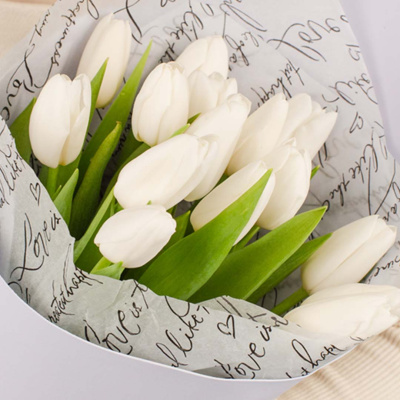 Букет из 15 белых тюльпанов в упаковке 28405 Букет из 15 белых тюльпанов в упаковке 28405