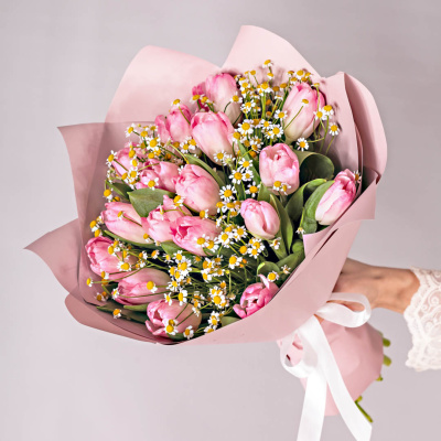 Дуэт букетов из розовых тюльпанов с ромашками 59902 Дуэт букетов из розовых тюльпанов с ромашками 59902