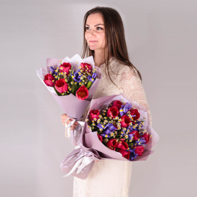 Букеты из тюльпанов с ирисами и ромашками для мамы и дочки 59878 Букеты из тюльпанов с ирисами и ромашками для мамы и дочки 59878