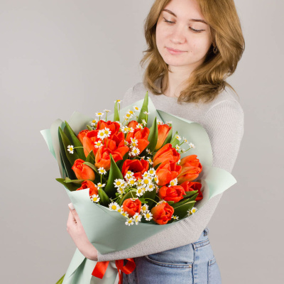 Букет из 19 алых тюльпанов с ромашками 46334 Букет из 19 алых тюльпанов с ромашками 46334