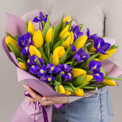 25 желтых тюльпанов с ирисами N 5507 25 желтых тюльпанов с ирисами N 5507