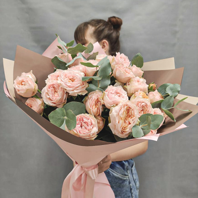 Букет из 9 кустовых пионовидных персиковых роз с эвкалиптом 45354-Перс Букет из 9 кустовых пионовидных персиковых роз с эвкалиптом 45354-Перс