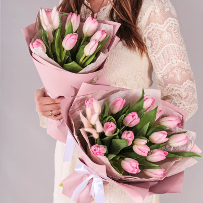 Букет из 15 розовых тюльпанов с лагурусом 59864 Букет из 15 розовых тюльпанов с лагурусом 59864