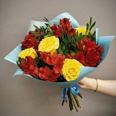 Букет "Эвридей" из эквадорских роз и альстромерий. 6960 Букет "Эвридей" из эквадорских роз и альстромерий. 6960