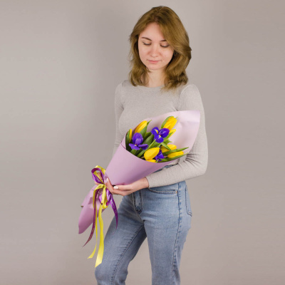 Желтые тюльпаны с ирисами. Небольшой букет. N 46329 Желтые тюльпаны с ирисами. Небольшой букет. N 46329