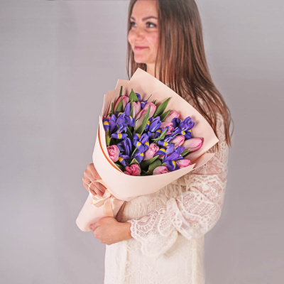 Букет из розовых тюльпанов с ирисами 59870 Букет из розовых тюльпанов с ирисами 59870