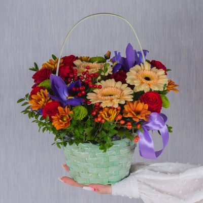 Корзинка "Любимому учителю" с мини-герберами, розами и ирисами N 38179 Корзинка "Любимому учителю" с мини-герберами, розами и ирисами N 38179