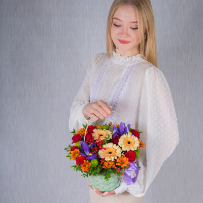 Корзинка "Любимому учителю" с мини-герберами, розами и ирисами N 38179 Корзинка "Любимому учителю" с мини-герберами, розами и ирисами N 38179