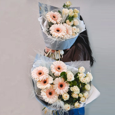 Букеты "Амели" для мамы и дочки с кустовой розой и герберой. 47203 Букеты "Амели" для мамы и дочки с кустовой розой и герберой. 47203