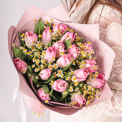 Букет из 15 розовых тюльпанов с ромашками (танацетум) 59901 Букет из 15 розовых тюльпанов с ромашками (танацетум) 59901