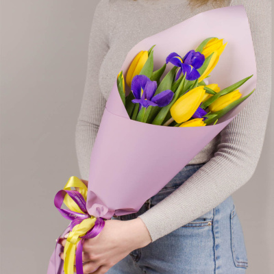 Желтые тюльпаны с ирисами. Небольшой букет. N 46329 Желтые тюльпаны с ирисами. Небольшой букет. N 46329