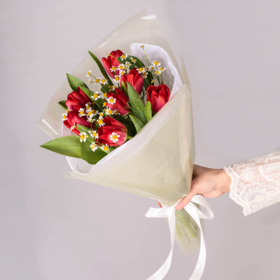 Букет из 7 красных тюльпанов с ромашками 59873 Букет из 7 красных тюльпанов с ромашками 59873