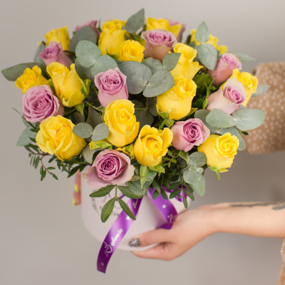 Коробка с желтыми и фиолетовыми кенийскими розами и эвкалиптом 50536 Коробка с желтыми и фиолетовыми кенийскими розами и эвкалиптом 50536