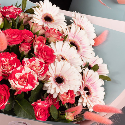 Букет из кустовой розы и мини гербер "Офелия стандарт. Размер L". 35973 Букет из кустовой розы и мини гербер "Офелия стандарт. Размер L". 35973