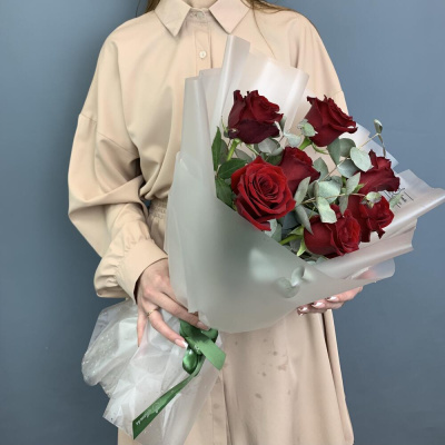 Букет из красных высоких роз Эквадор с эвкалиптом N 76723 Букет из красных высоких роз Эквадор с эвкалиптом N 76723