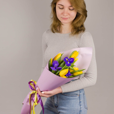 Желтые тюльпаны с ирисами. Небольшой букет. N 46329 Желтые тюльпаны с ирисами. Небольшой букет. N 46329