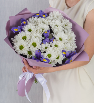 Букет из хризантемы-ромашки и ирисов N 36203 Букет из хризантемы-ромашки и ирисов N 36203