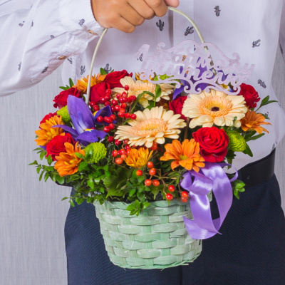 Корзинка "Любимому учителю" с мини-герберами, розами и ирисами N 38179 Корзинка "Любимому учителю" с мини-герберами, розами и ирисами N 38179