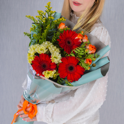 Букет "Осенний уют" с герберой, кустовой хризантемой и розой N 38376 Букет "Осенний уют" с герберой, кустовой хризантемой и розой N 38376