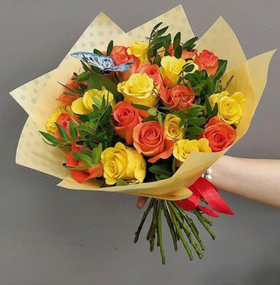Букет из 25 Кенийских оранжевых и желтых роз с бабочкой N 80552 Букет из 25 Кенийских оранжевых и желтых роз с бабочкой N 80552