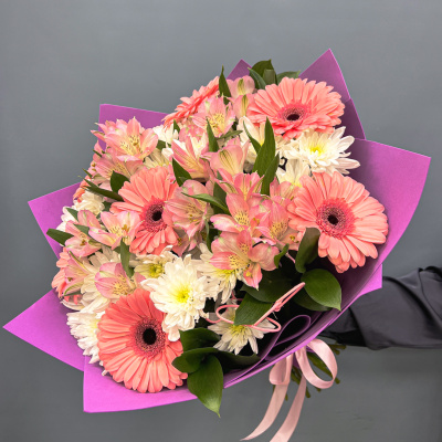 Букет из кустовой хризантемы с герберой и альстромерией "Танец бабочек" N 5490 Букет из кустовой хризантемы с герберой и альстромерией "Танец бабочек" N 5490