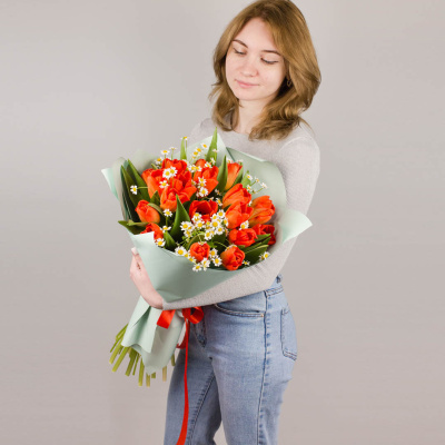Букет из 19 алых тюльпанов с ромашками 46334 Букет из 19 алых тюльпанов с ромашками 46334