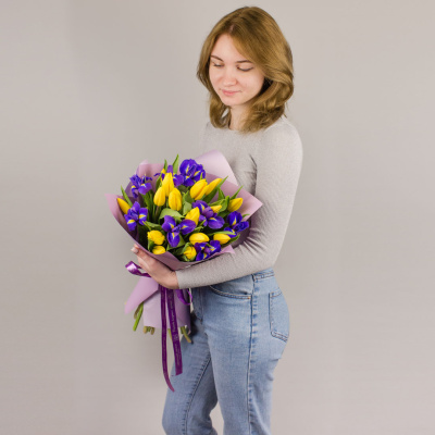 15 желтых тюльпанов с ирисами N 46172 15 желтых тюльпанов с ирисами N 46172