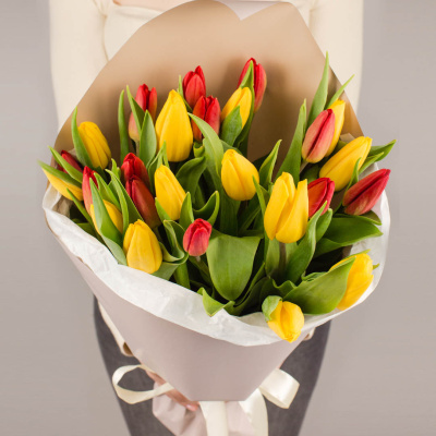 Букет из 25 красных и желтых тюльпанов в упаковке 46175 Букет из 25 красных и желтых тюльпанов в упаковке 46175