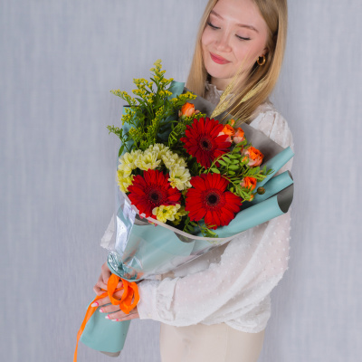 Букет "Осенний уют" с герберой, кустовой хризантемой и розой N 38376 Букет "Осенний уют" с герберой, кустовой хризантемой и розой N 38376