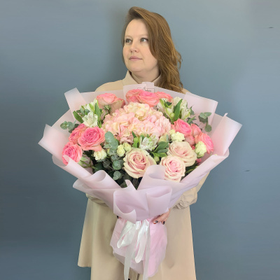 Букет с гортензией и кустовыми розами 71077