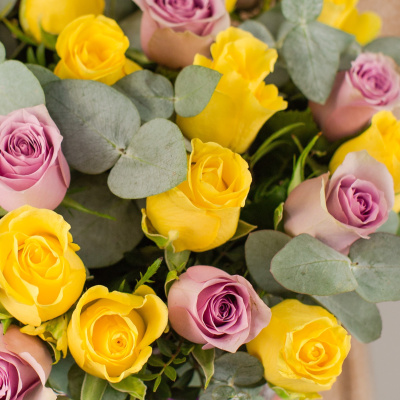 Коробка с желтыми и фиолетовыми кенийскими розами и эвкалиптом 50536 Коробка с желтыми и фиолетовыми кенийскими розами и эвкалиптом 50536