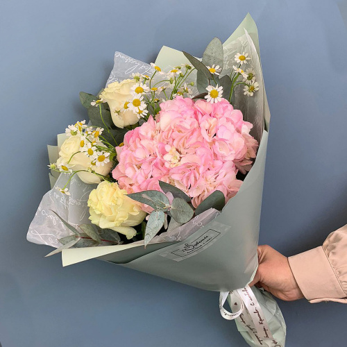 Букет из розовой гортензии с розами и мелкими ромашками арт. 66831-Р