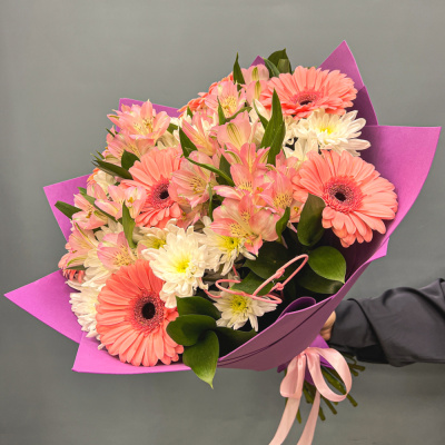 Букет из кустовой хризантемы с герберой и альстромерией "Танец бабочек" N 5490 Букет из кустовой хризантемы с герберой и альстромерией "Танец бабочек" N 5490