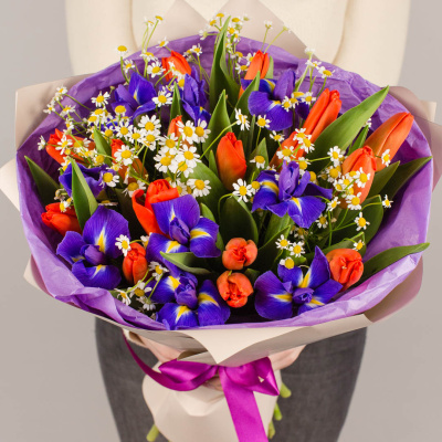 Букет из тюльпанов с ирисами и ромашками (17+9) 46397 Букет из тюльпанов с ирисами и ромашками (17+9) 46397