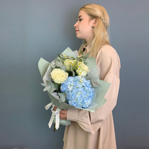 Букет из голубой гортензии с розами и мелкими ромашками арт. 66831-Г