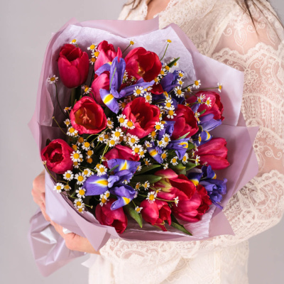 Букет из малиновых тюльпанов с ирисами и ромашками 59877 Букет из малиновых тюльпанов с ирисами и ромашками 59877
