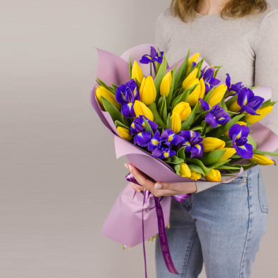 Букеты из тюльпанов с ирисами для мамы и дочки (комплект букетов) 46330 Букеты из тюльпанов с ирисами для мамы и дочки (комплект букетов) 46330