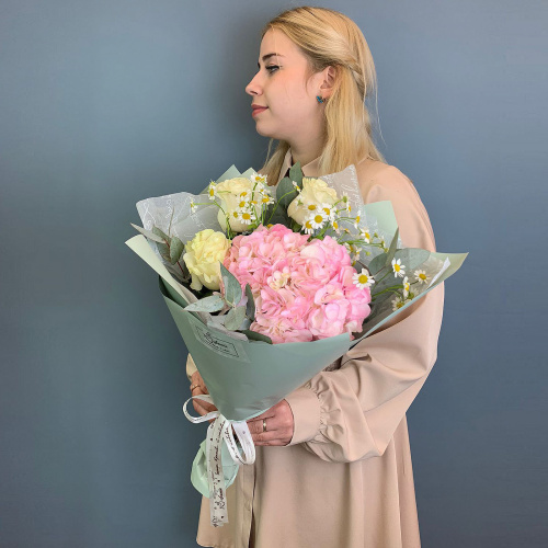 Букет из розовой гортензии с розами и мелкими ромашками арт. 66831-Р