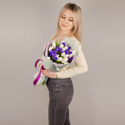 Букет 19 белых тюльпанов с ирисами 46457 Букет 19 белых тюльпанов с ирисами 46457