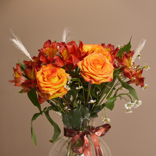 Букет из оранжевых роз в вазе. Сет арт. 82234