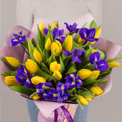 25 желтых тюльпанов с ирисами N 5507 25 желтых тюльпанов с ирисами N 5507