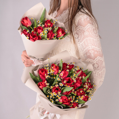 Букеты из красных тюльпанов с ромашками для мамы и дочки 59874 Букеты из красных тюльпанов с ромашками для мамы и дочки 59874