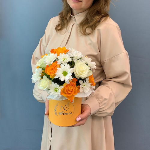 Коробка с розами и кустовой хризантемой арт. 66994