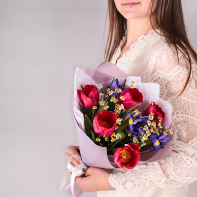 Букет из малиновых тюльпанов с ирисами и ромашками N 59876 Букет из малиновых тюльпанов с ирисами и ромашками N 59876