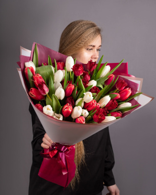 Букет из тюльпанов - 51 шт (красный и белый) в упаковке 7337 Букет из тюльпанов - 51 шт (красный и белый) в упаковке 7337