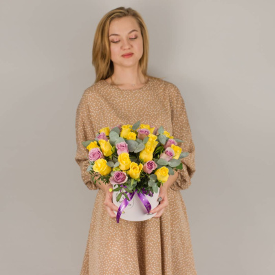 Коробка с желтыми и фиолетовыми кенийскими розами и эвкалиптом 50536 Коробка с желтыми и фиолетовыми кенийскими розами и эвкалиптом 50536