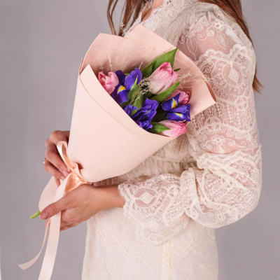 Букет мини из розовых тюльпанов с ирисами 59869 Букет мини из розовых тюльпанов с ирисами 59869