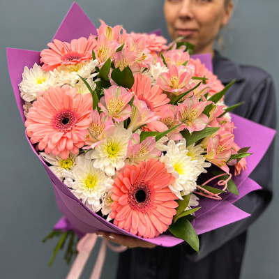 Букет из кустовой хризантемы с герберой и альстромерией "Танец бабочек" N 5490 Букет из кустовой хризантемы с герберой и альстромерией "Танец бабочек" N 5490