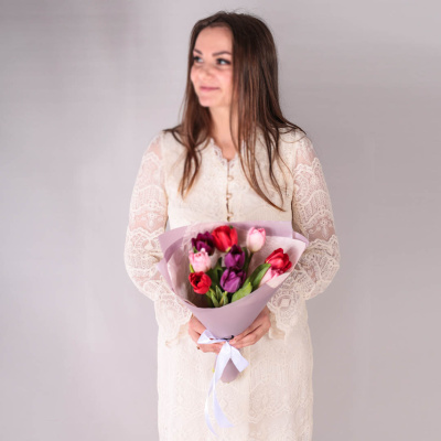 Букет из 9 тюльпанов в упаковке 928403 Букет из 9 тюльпанов в упаковке 928403