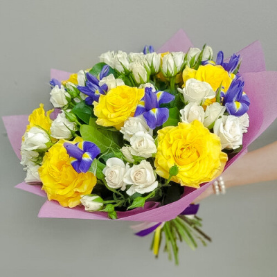 Букет "Весеннее солнце" из кустовой и эквадорской розы и ирисов. N 28484 Букет "Весеннее солнце" из кустовой и эквадорской розы и ирисов. N 28484